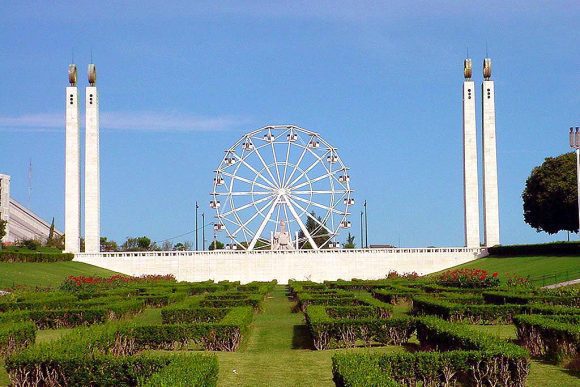 ferris wheel in park